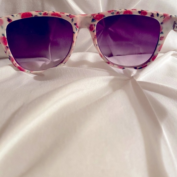 WHITE FLORAL SUNGLASSES WITH STRIPED ARMS - Picture 2 of 4